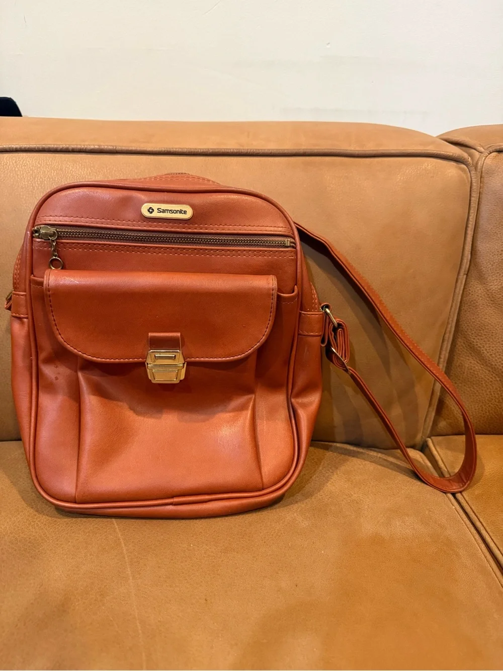 Samsonite Leather Messenger Bag in Cognac- Vintage 1970s